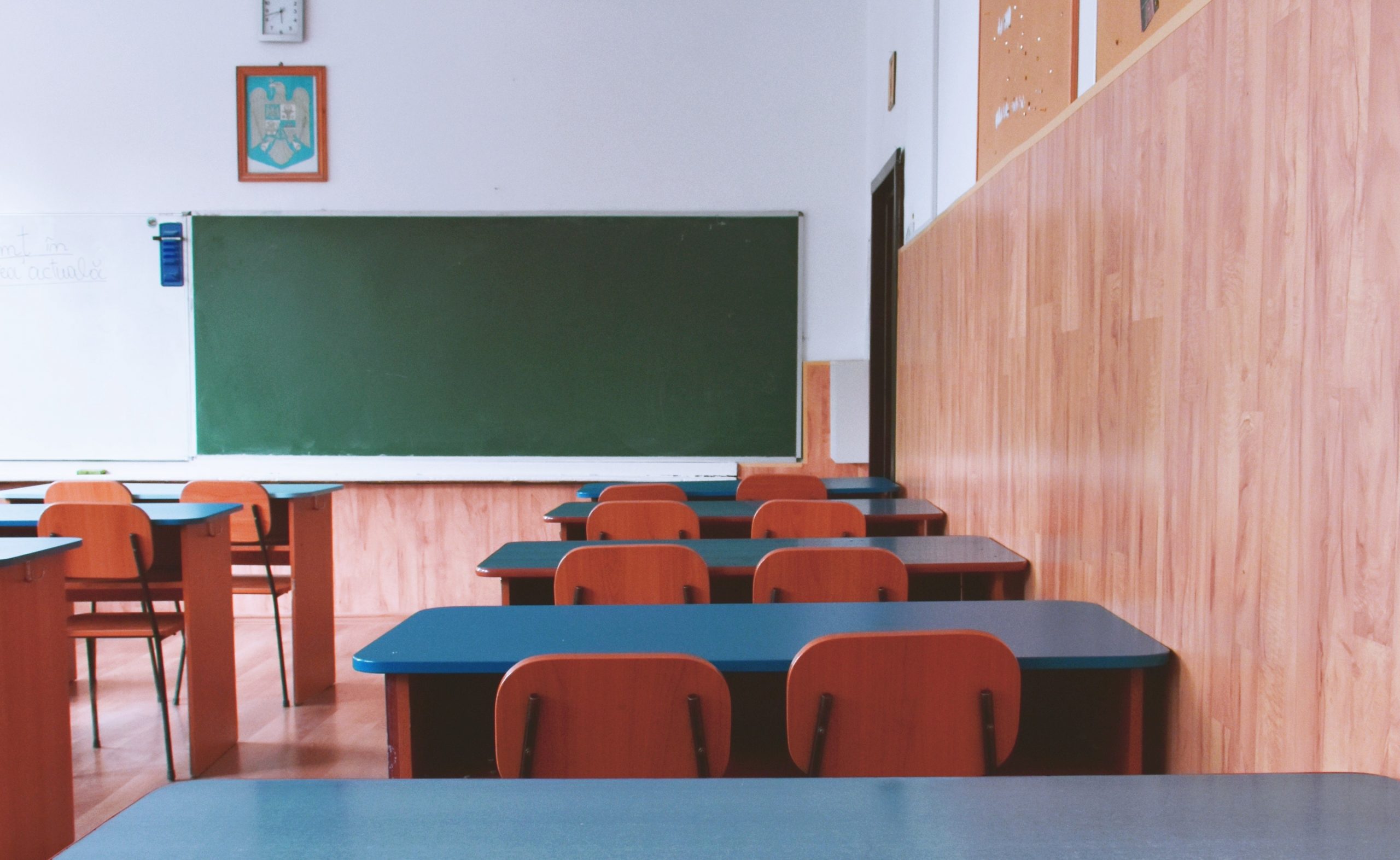 In una scuola cadono due plafoniere dal soffitto: sfiorata tragedia in classe