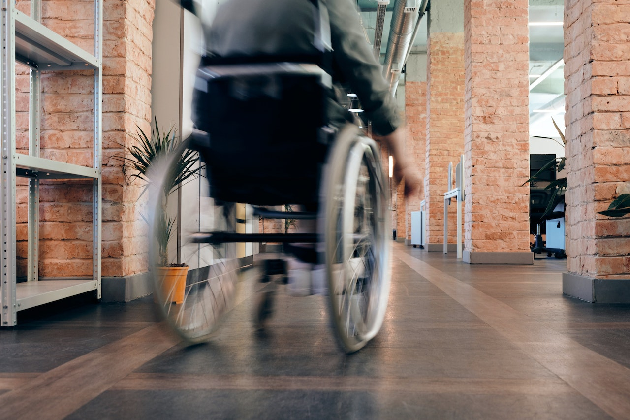 Manca bus con pedana di sollevamento per studente disabile, scuola annulla gita