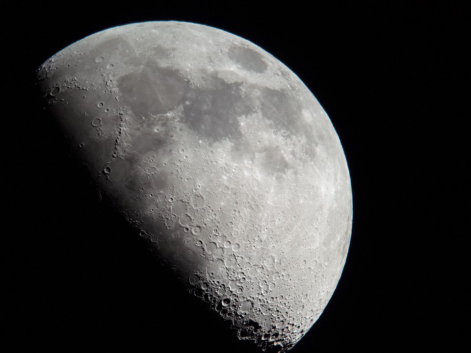 Tesina sulla luna: collegamenti per tutte le materie