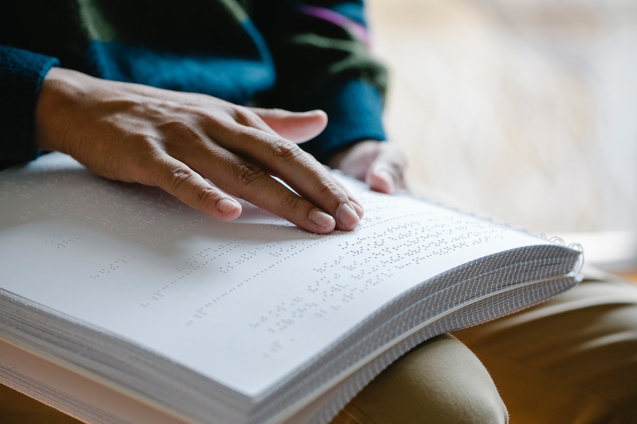 Studente non vedente dalla nascita si laurea in lettere moderne