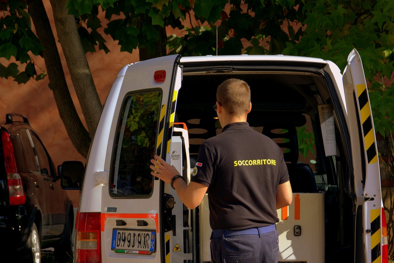 Prof perdona lo studente che l'aveva aggredita con il coltello, ma nessuna scusa dai genitori