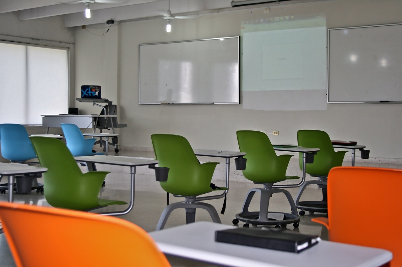 Caos a scuola: studenti scaraventano banchi e cattedra filmando il tutto