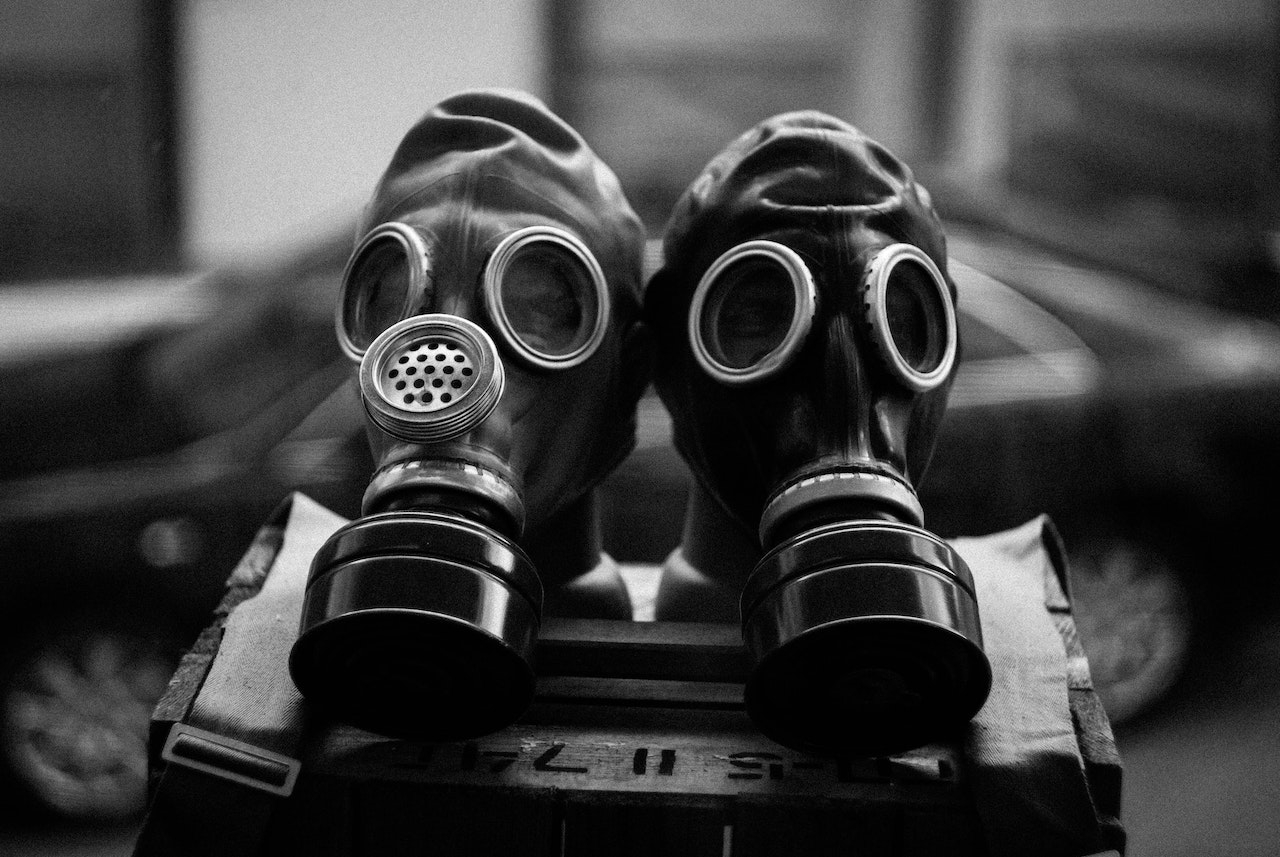 Alunno di 11 anni con maschera antigas a scuola genera panico: ma era un falso allarme