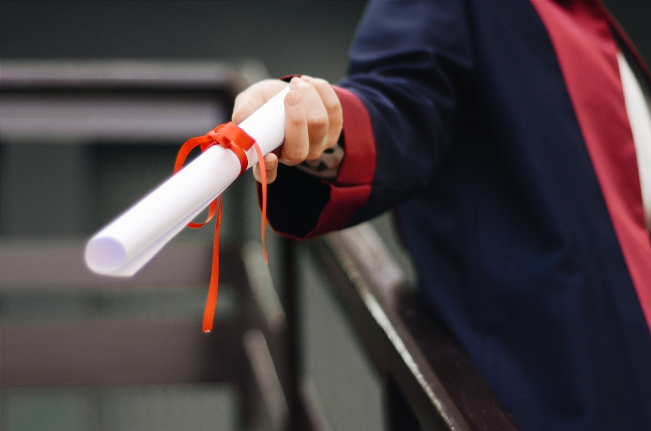 Passa dall'essere analfabeta alla laurea con il massimo dei voti: la straordinaria storia di Chloe