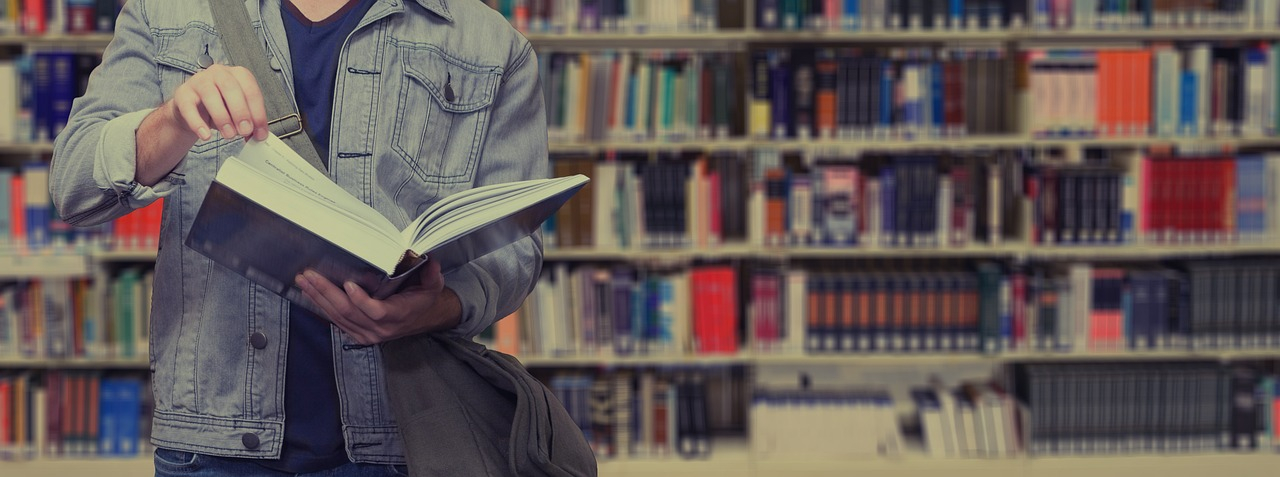 La prof universitaria sospesa portava il marito agli esami