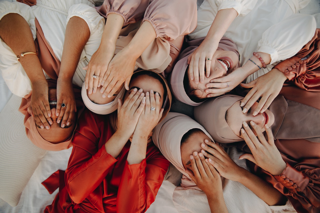 Le scuole francesi vietano alle studentesse musulmane di indossare la abaya