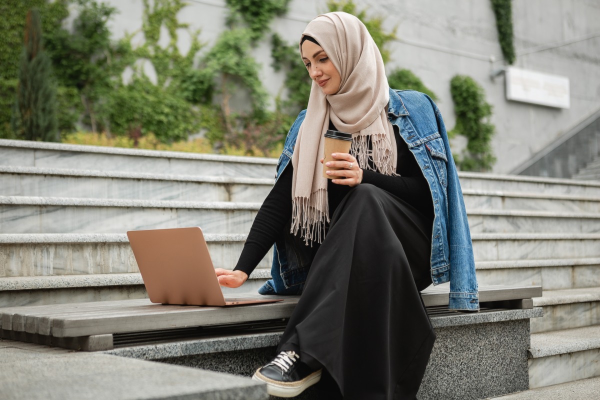 Francia, divieto di indossare l’abaya: 67 studentesse escluse dalle aule il primo giorno di scuola