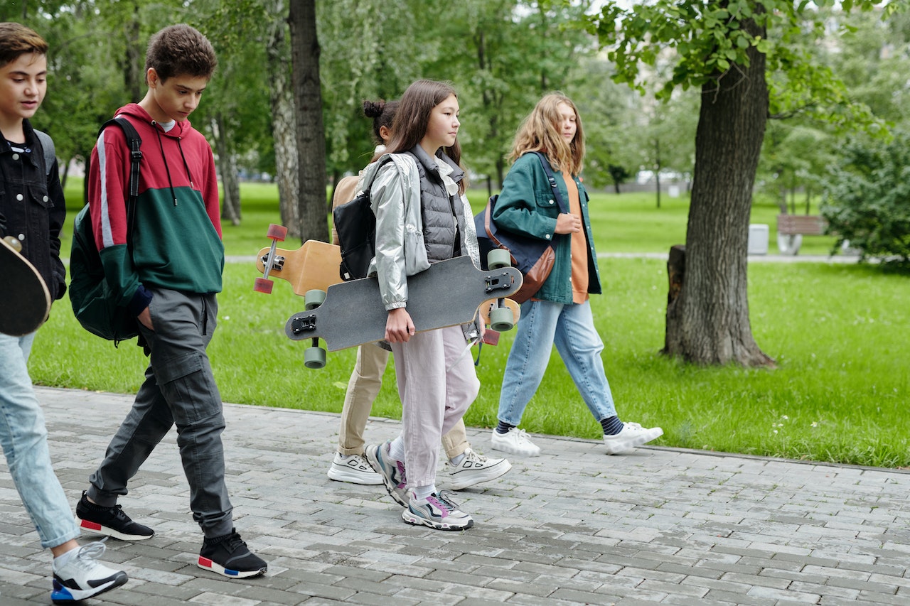 Dress code a scuola, è polemica per la circolare che vieta bermuda e minigonne