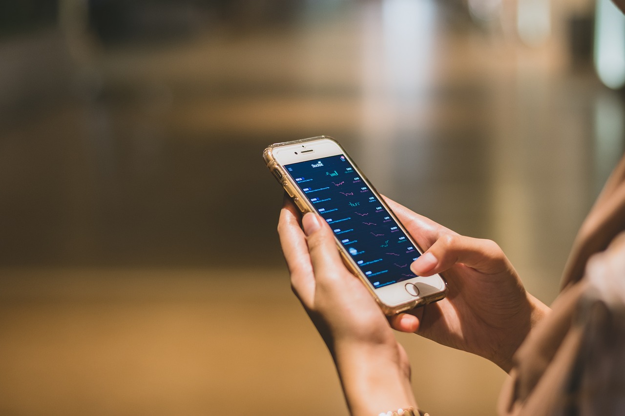 Lo stop dei cellulari in classe inserito nelle nuove regole sull'educazione civica. La conferma di Valditara