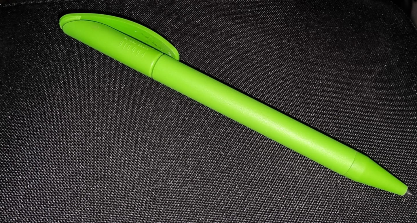 Insegnante sottolinea con la penna verde ciò che è corretto nei compiti: 