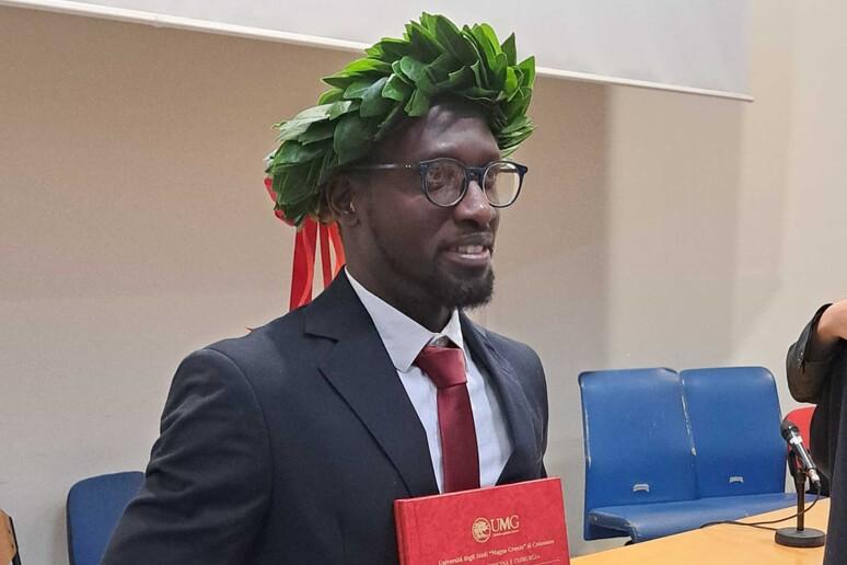 La storia di Lwanga, studente ugandese che si laurea in medicina realizzando il suo sogno