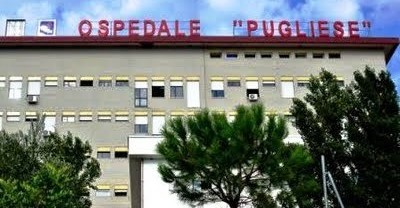 Insegnante ricoverata all'ospedale: gli alunni le dedicano alla finestra la canzone 