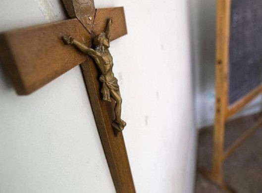 Studente tenta di levare il crocifisso dall'aula esclamando: 