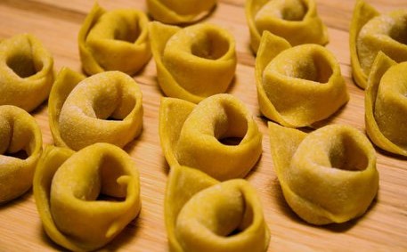 Vendere tortellini per pagarsi un viaggio in Finlandia: l'iniziativa degli alunni di una scuola bolognese