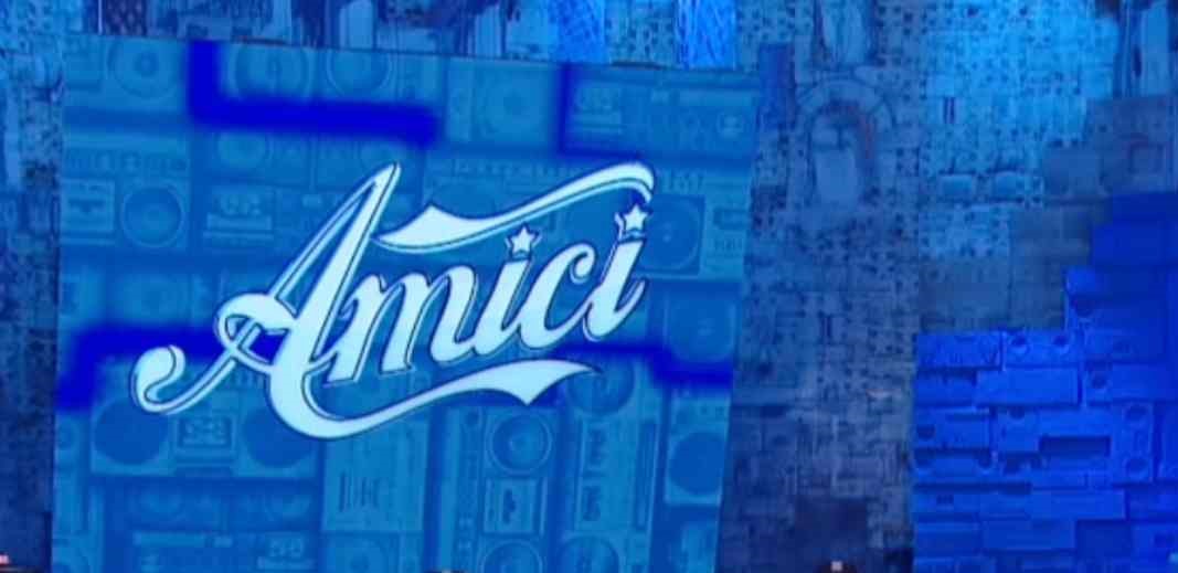 Serale di Amici 2024: le emozioni della gara e gli eliminati della prima puntata