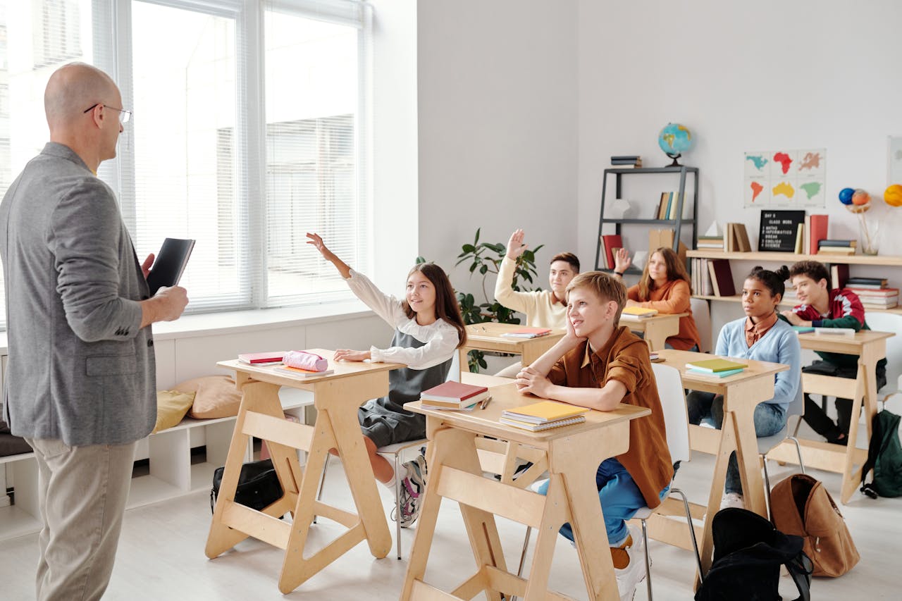 Scuola, Valditara: in classe gli alunni italiani devono rappresentare la maggioranza