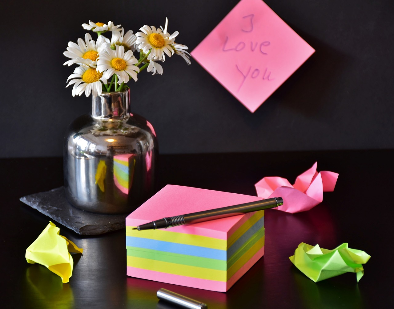 Varese, ricoprono di post-it l'auto della prof : è un ringraziamento per il tempo trascorso insieme