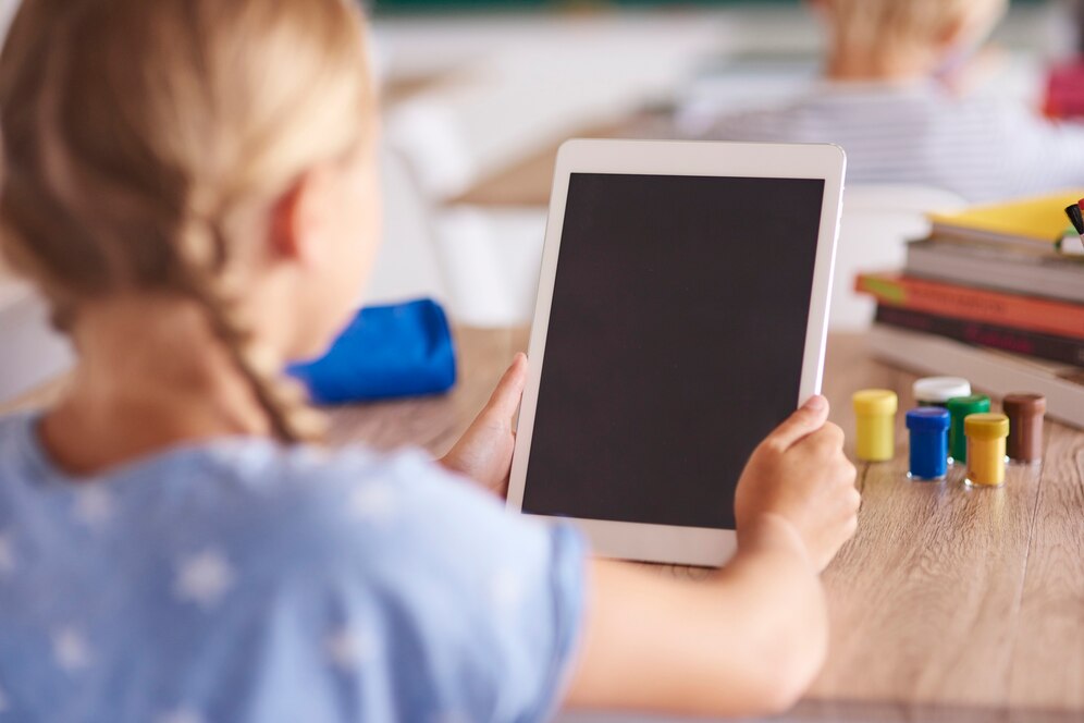 Esposizione agli schermi nei bambini: il ruolo degli adulti