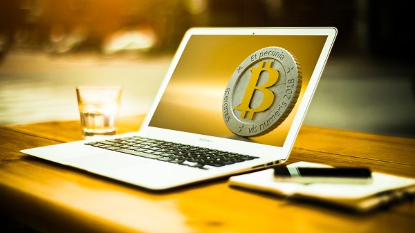 Aiuta uno studente donandogli 120mila euro: lui li investe in criptovalute