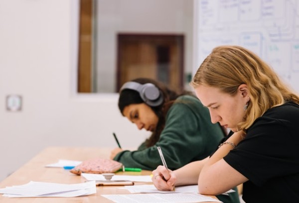 Donne in vetta all’università, ma il lavoro premia gli uomini