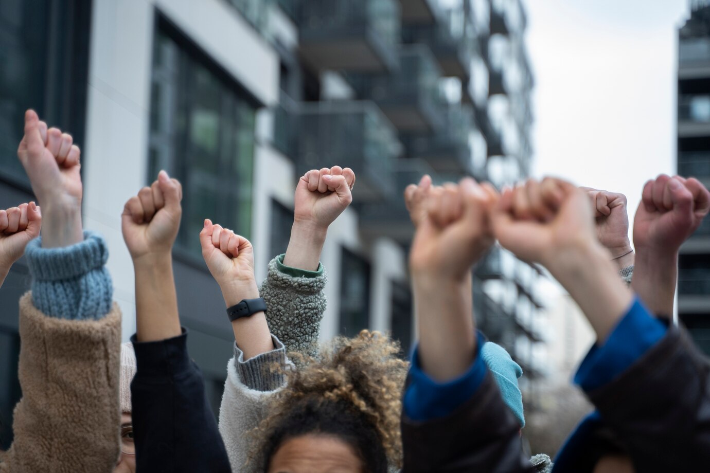Studenti in corteo per la docente che ha denunciato i ritardi nei referti istologici a Mazara