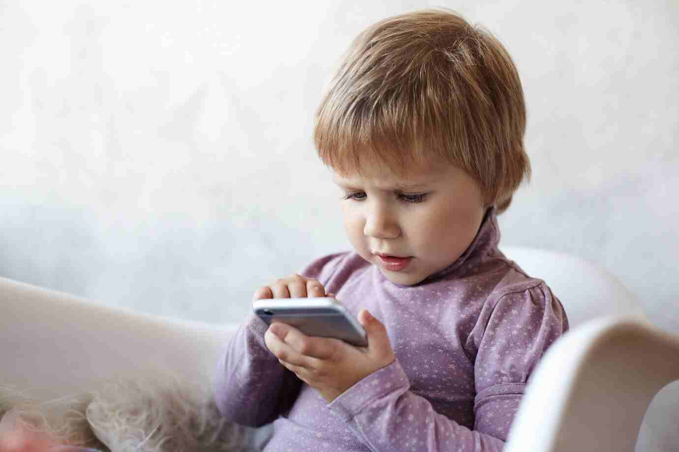 Un bambino su tre usa lo smartphone ogni giorno