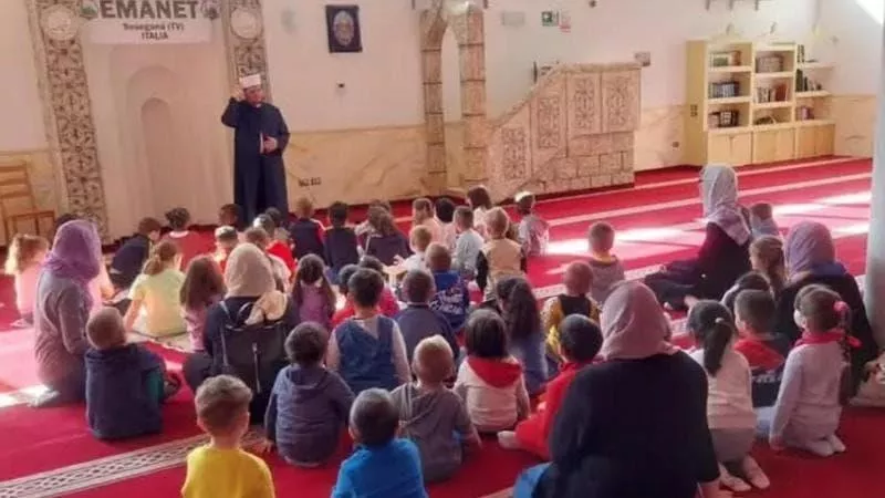 Alunni inginocchiati in moschea: la foto social che innesca le polemiche