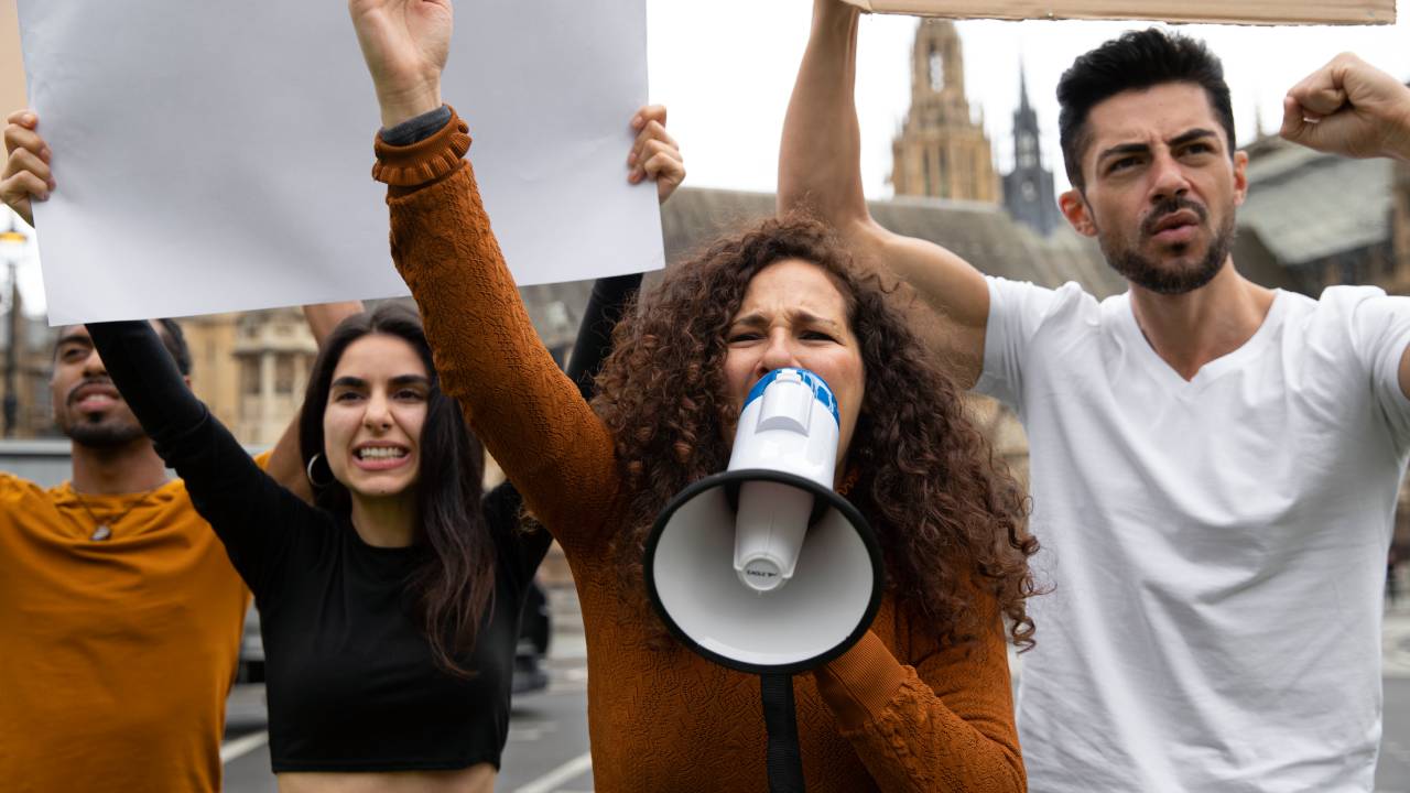 DDL Sicurezza: studentessa incatenata e protesta contro la repressione