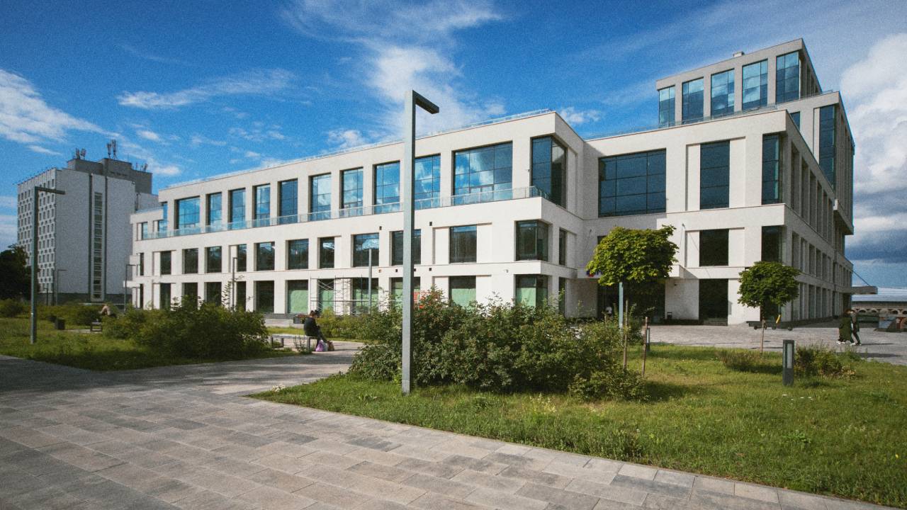 Francia, studenti lanciano una porta dal quarto piano della scuola