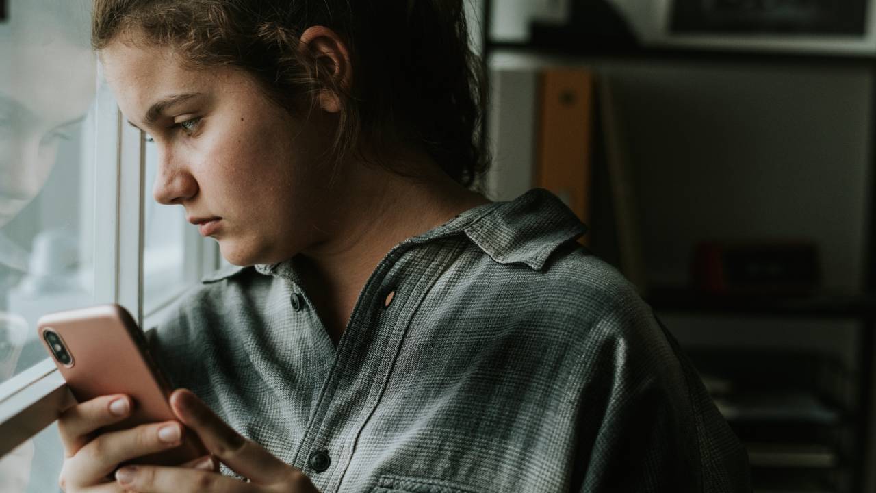 Emergenza smartphone: il rischio dipendenza tra giovani e le nuove misure di divieto