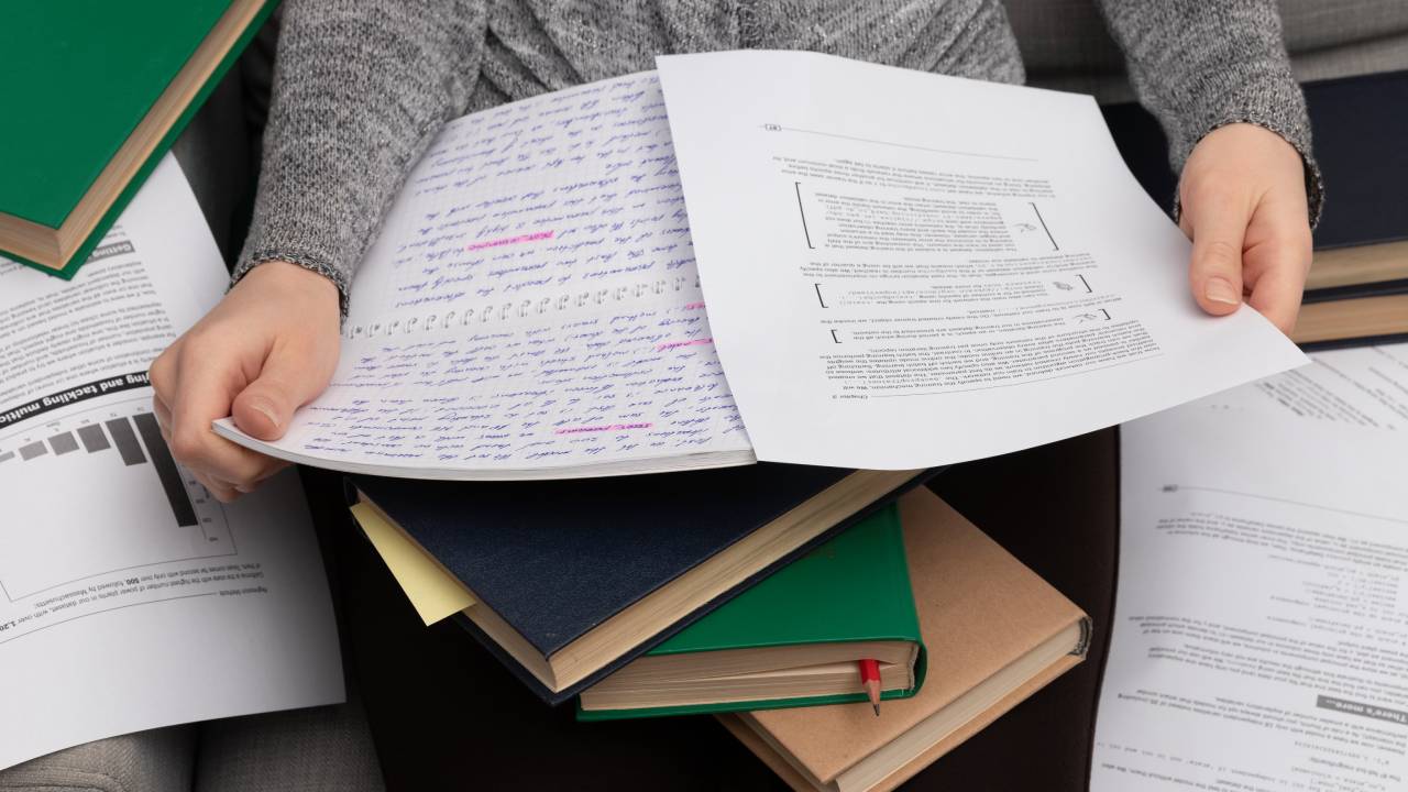 Il caso del prompt dimenticato nel compito per casa: tecnologia, distrazione e dibattito in aula