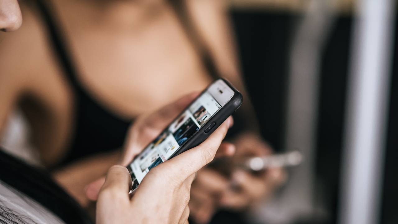 Dipendenza da social: la noia spinge alla ricerca di stimoli sempre più forti