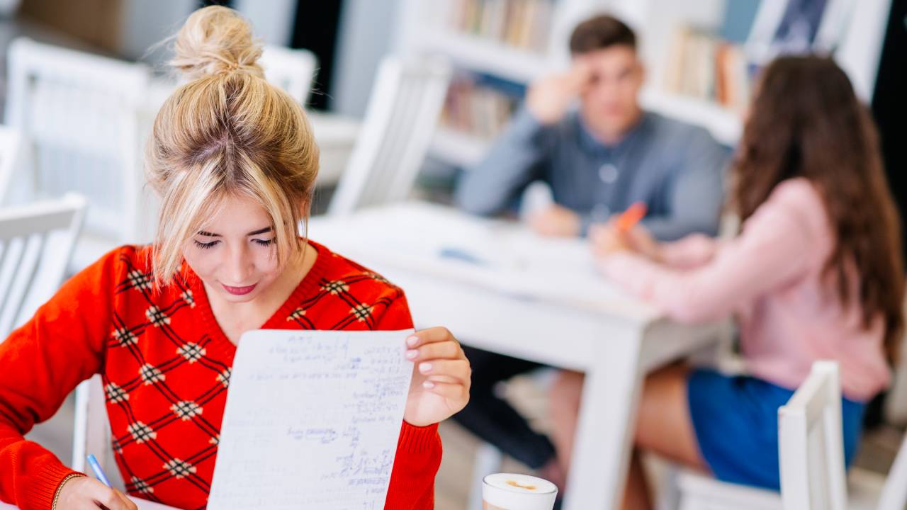 Sempre più studenti con debito scolastico: il recupero è obbligatorio, ma bocciare è raro