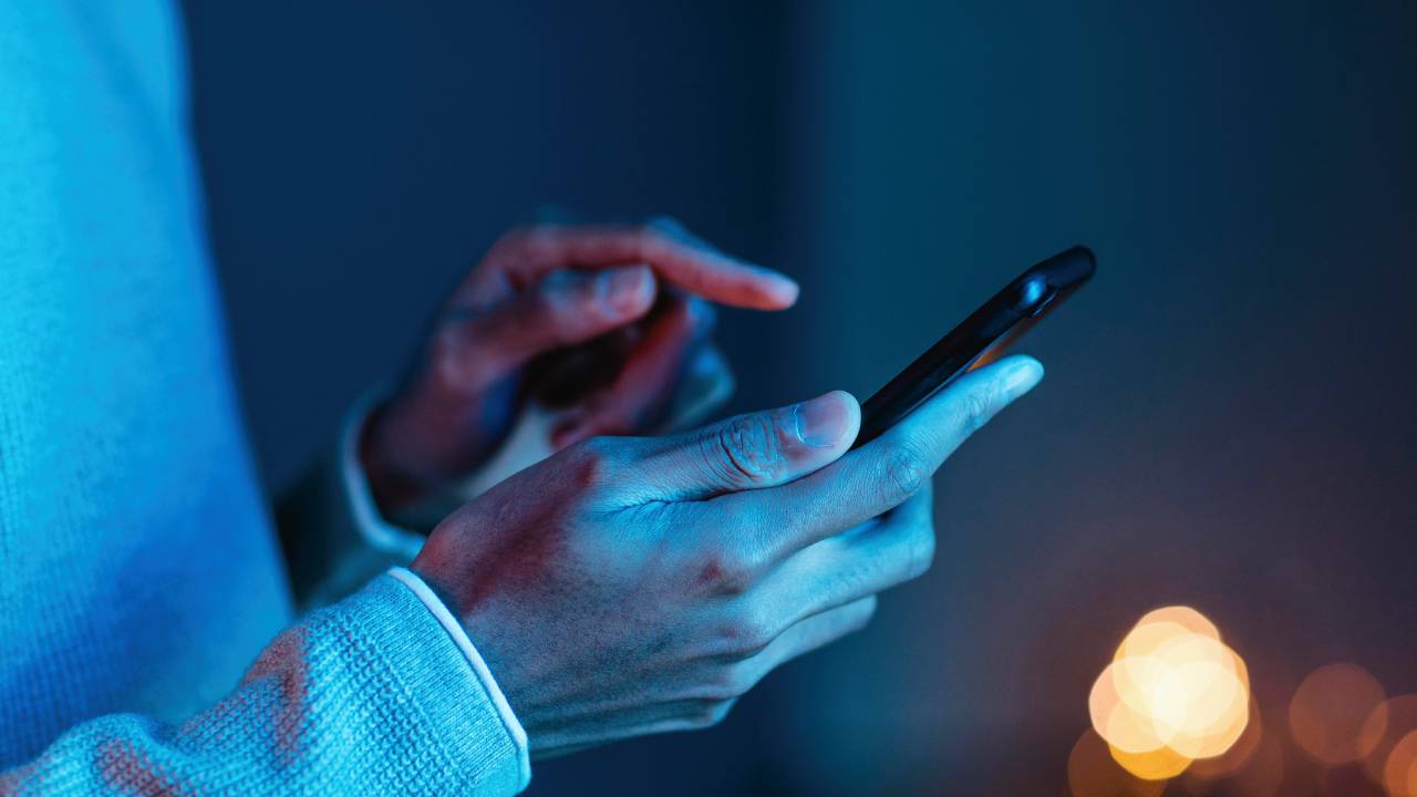 Smartphone vietati a scuola: tra spese extra e collette dei genitori cresce il malcontento