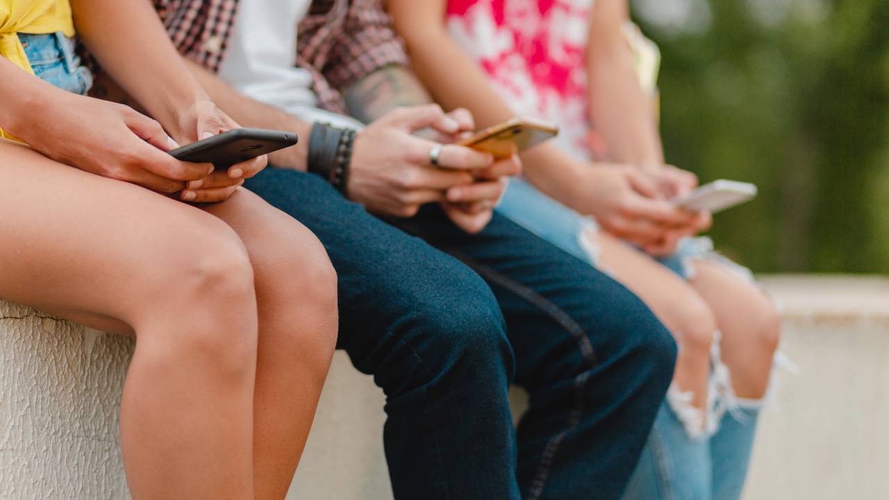 Stop ai telefoni a scuola: una preside racconta i problemi con le prime e annuncia cassette da 2-3 mila euro