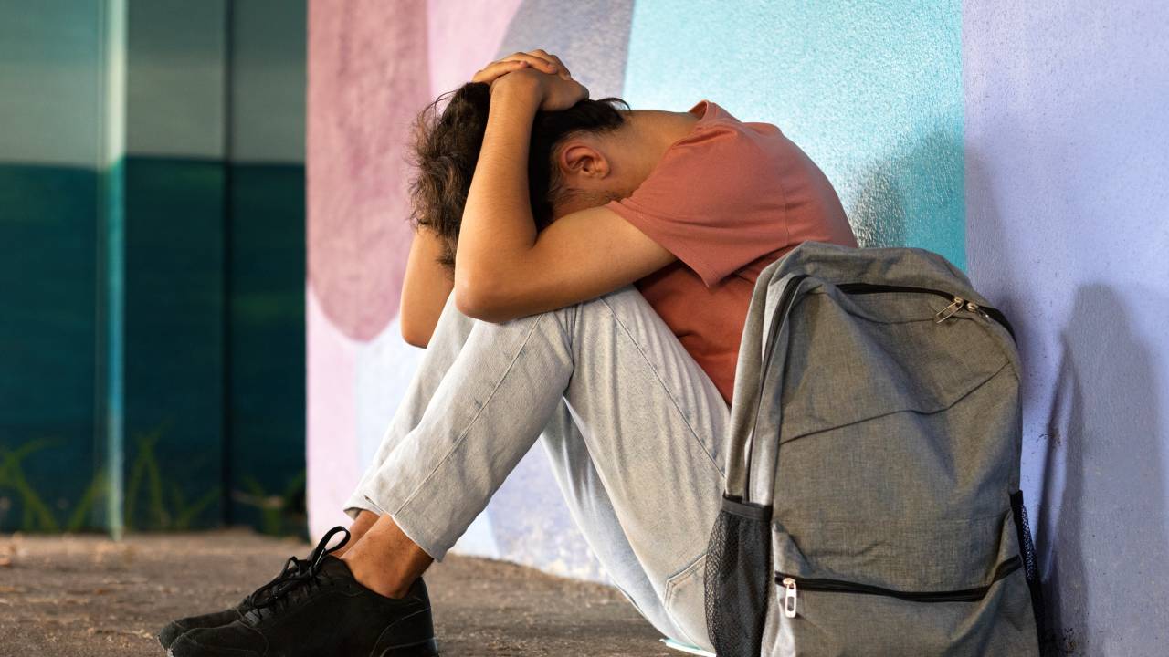 Malessere giovanile, 150mila adolescenti in cura: ruolo della scuola e sfide digitali
