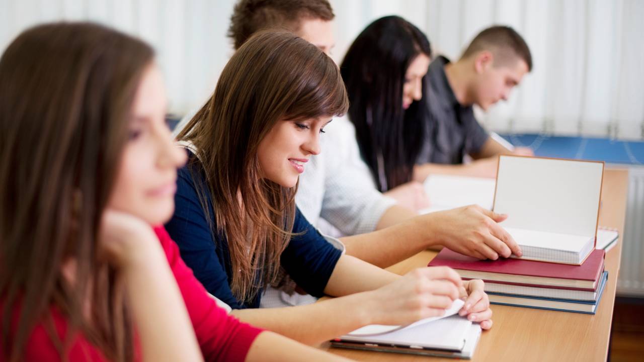 Scuole paritarie, Valditara annuncia esenzione IMU e Buono scuola nazionale: più fondi ma resta l’emergenza demografica