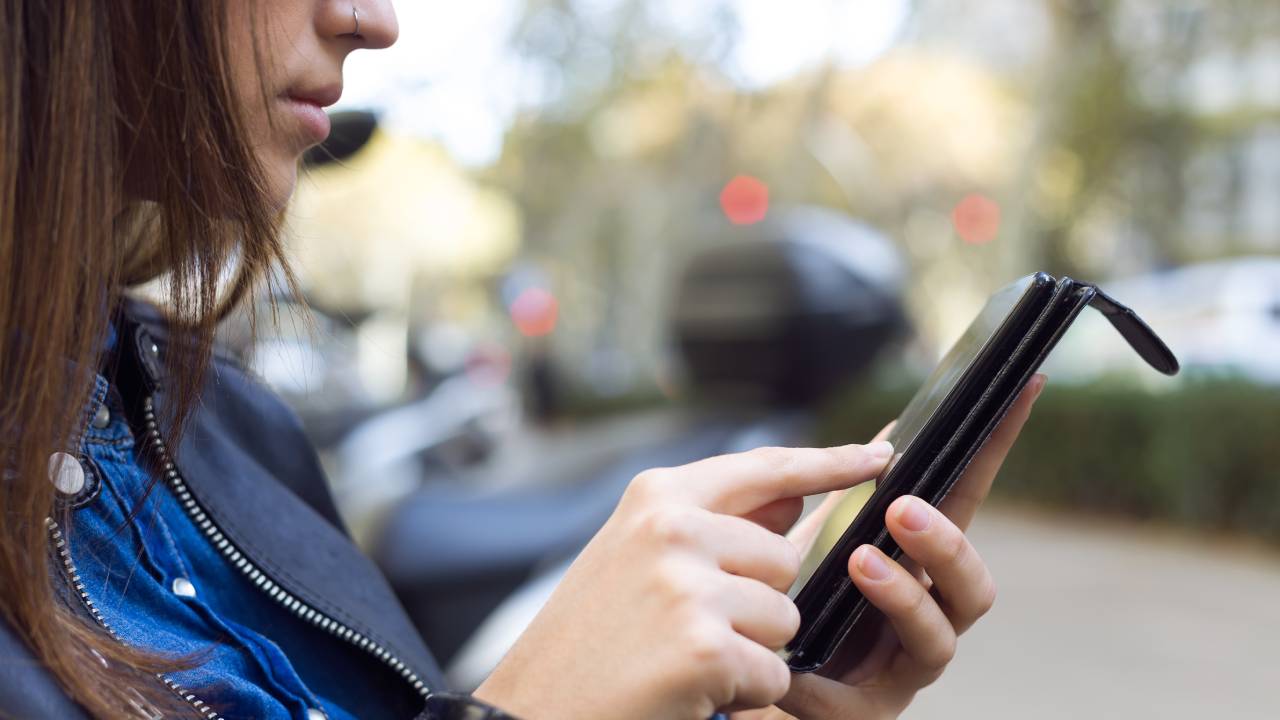 Smartphone vietati nelle scuole superiori: disposizioni ministeriali e strategie didattiche