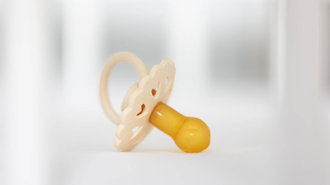 “Adult pacifier”: il trend del ciuccio per adulti si diffonde tra i giovani come strumento antistress