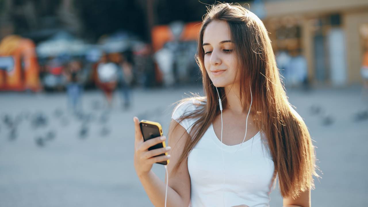 Educare al digitale: la maestra che ha trasformato il primo smartphone della figlia in una lezione di vita