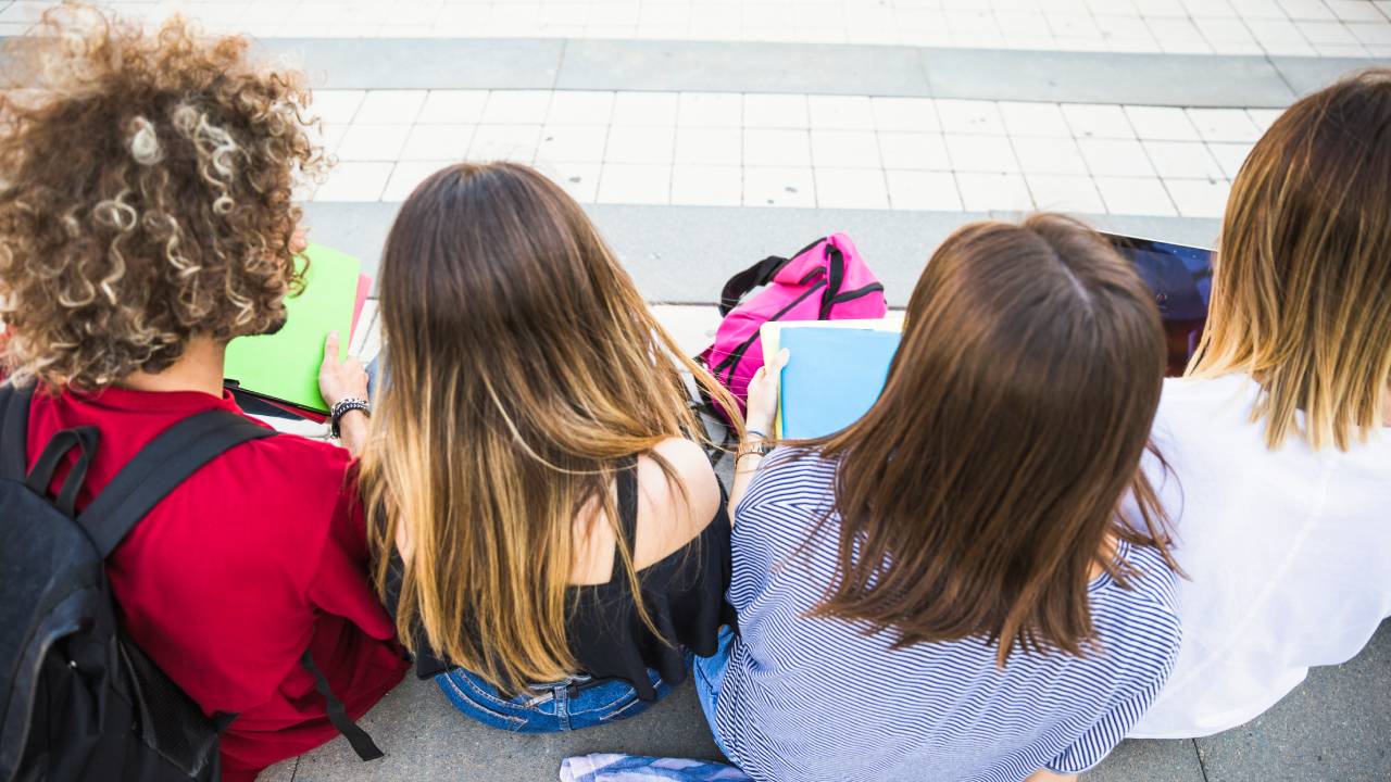 Educazione sessuale, il ddl Valditara divide il Parlamento: esteso il divieto alle scuole medie