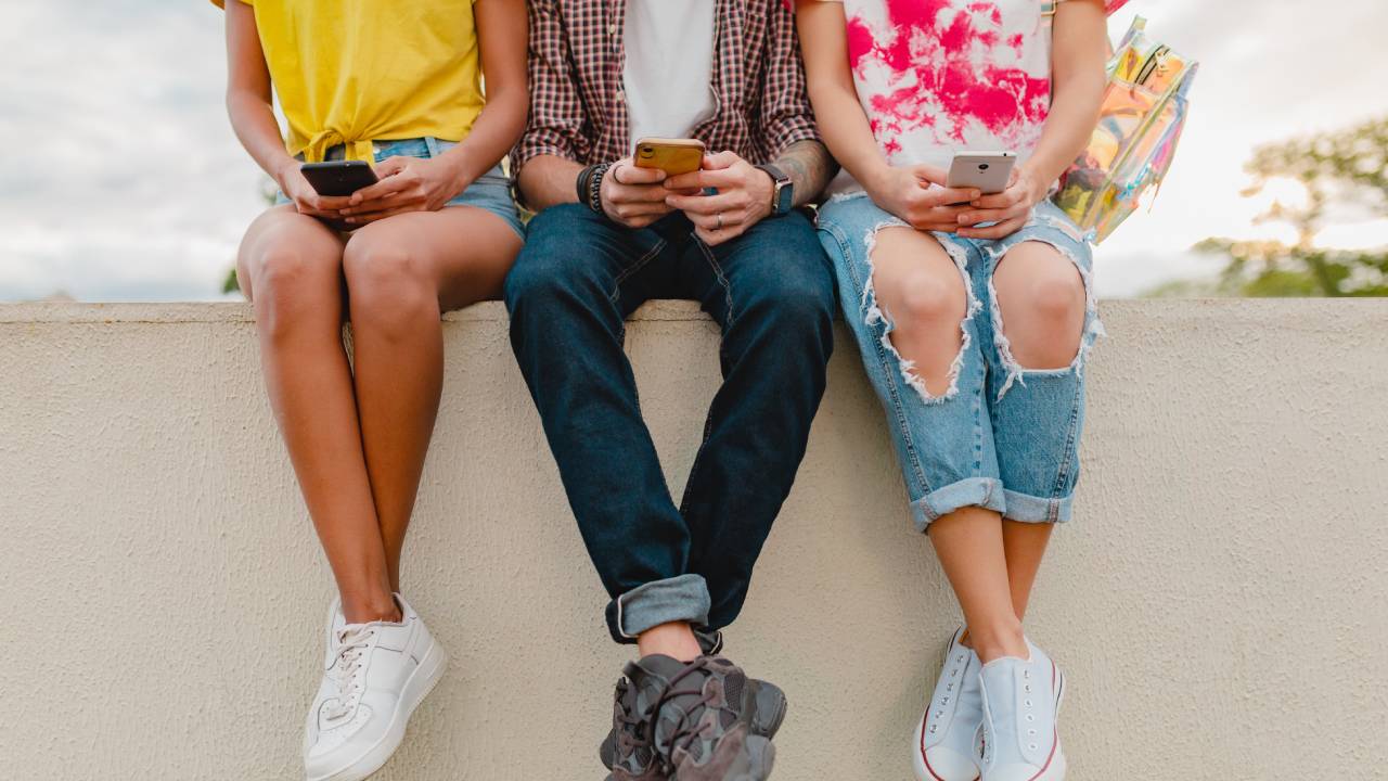 Giappone, entra in vigore una norma comunale per limitare l’uso quotidiano degli smartphone