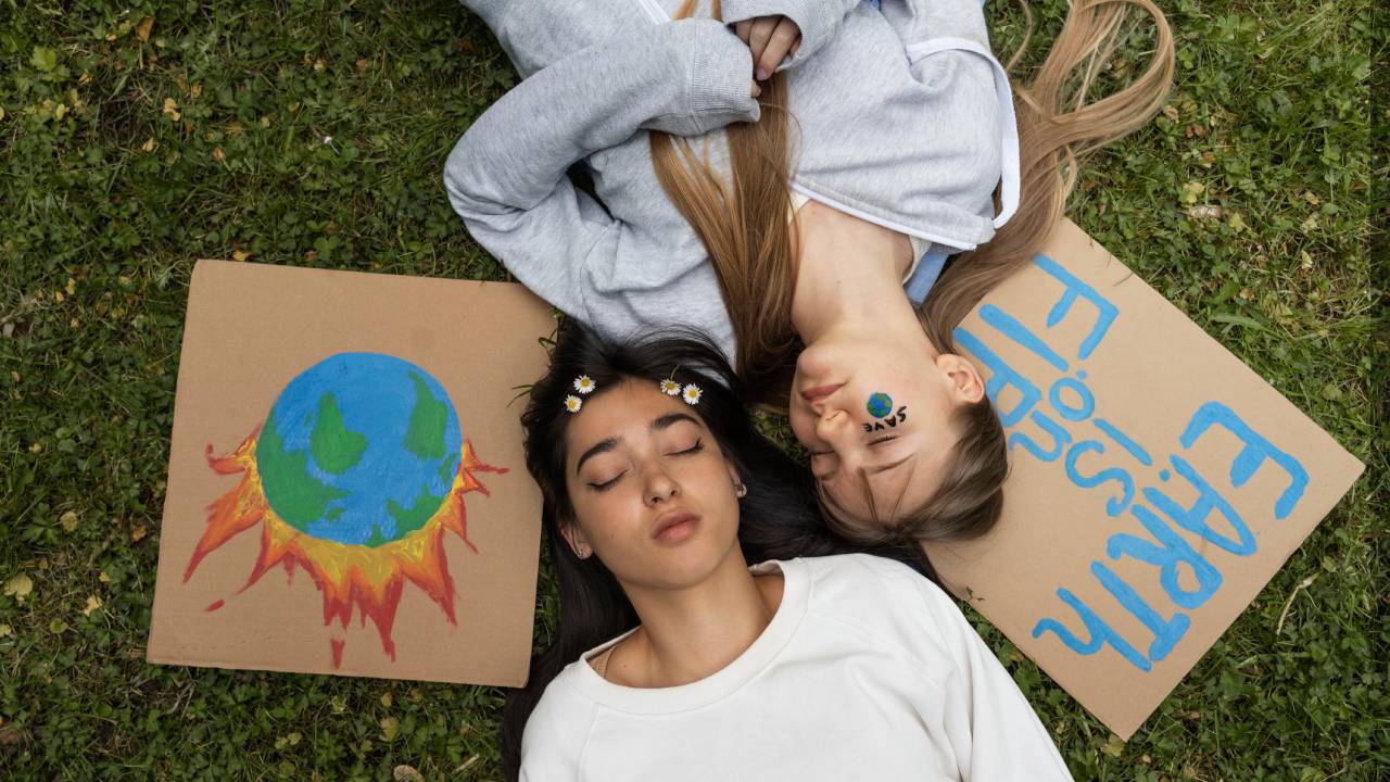 Giovani e ambiente: il 74% è preoccupato per la plastica ma molti sbagliano la raccolta differenziata