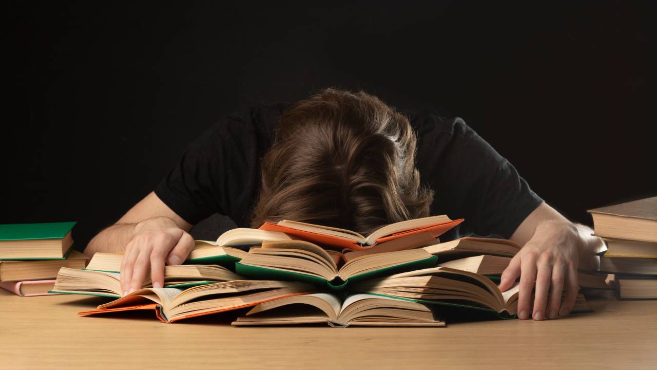 Il burnout studentesco è reale: eccesso di verifiche e carico scolastico insostenibile