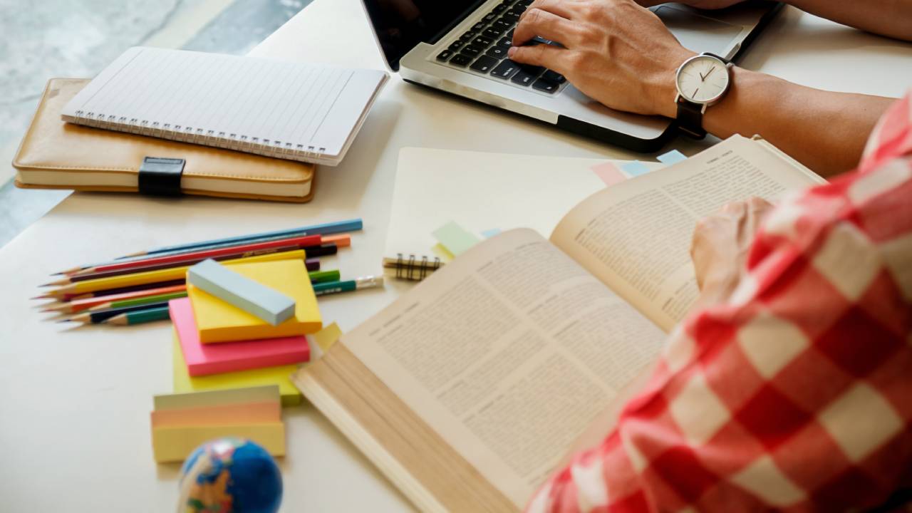 Maturità 2026, i requisiti per l'ammissione: dai voti alle prove INVALSI, ecco quando il consiglio può derogare