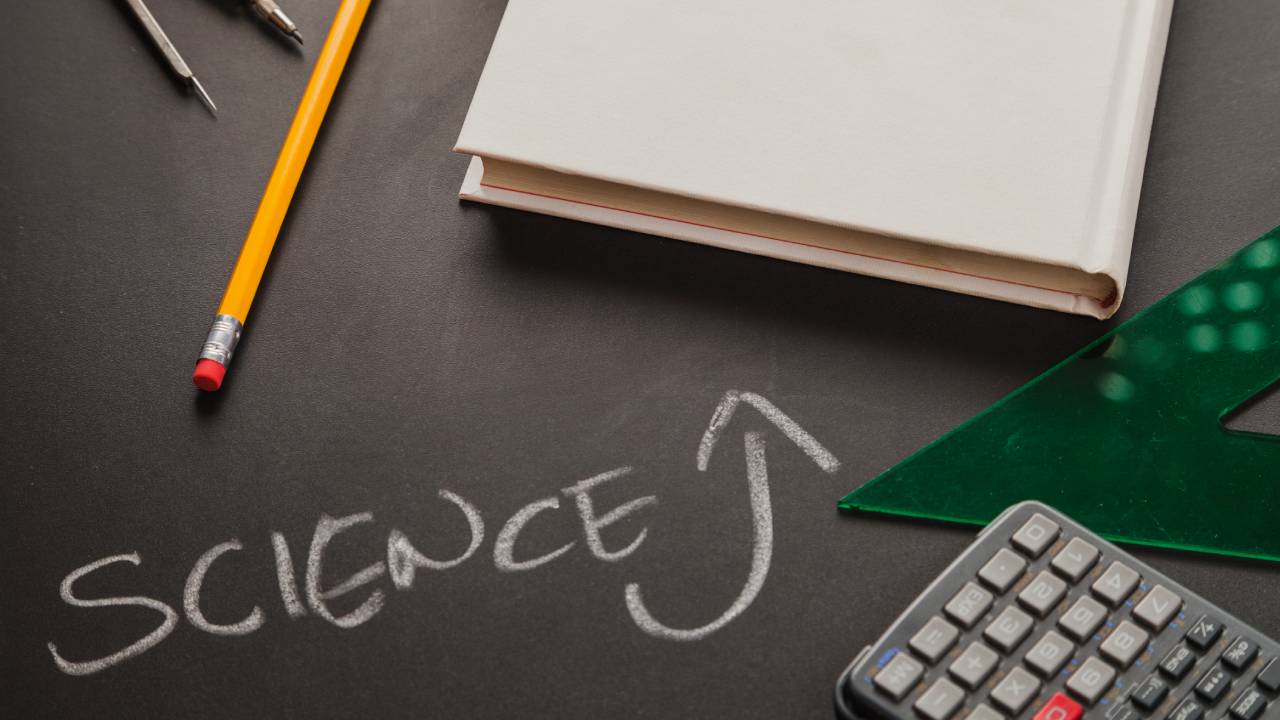 Meloni: “Invertita la tendenza negativa nelle materie STEM”. Le nuove strategie per rafforzare istruzione e occupazione