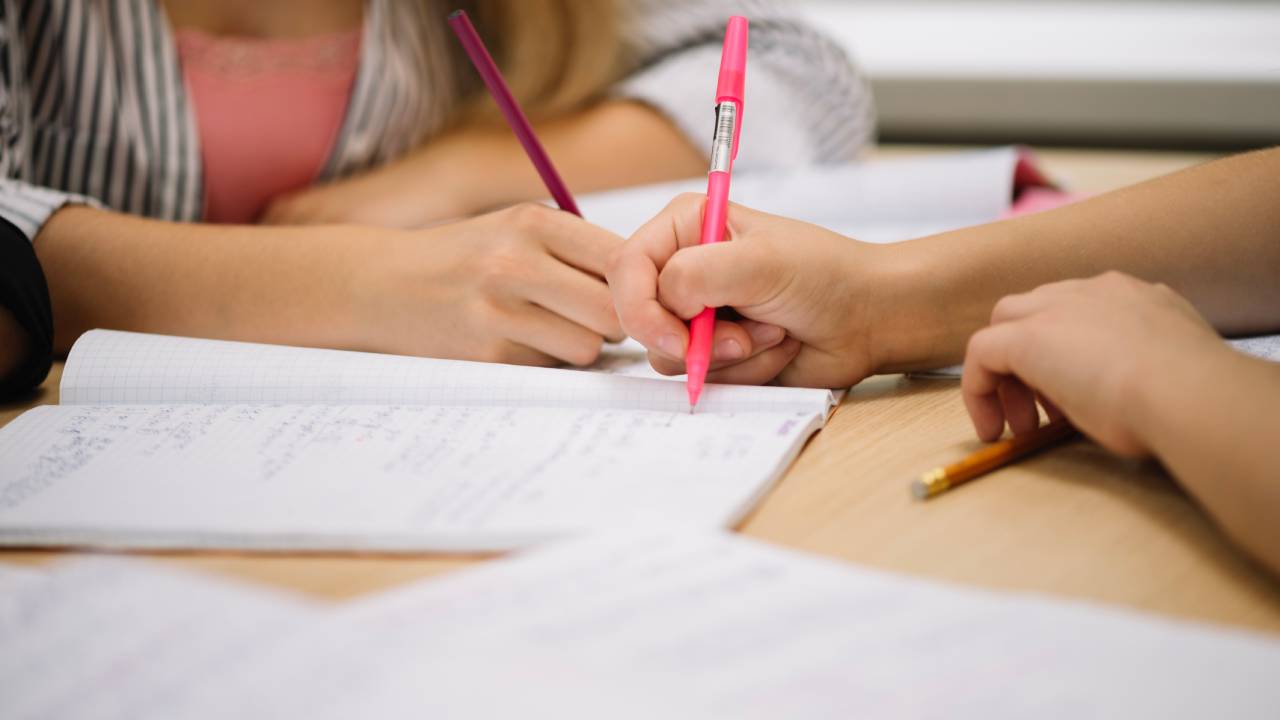 Novità scuola dal 2026: quattro materie all’orale e card docente estesa ai supplenti