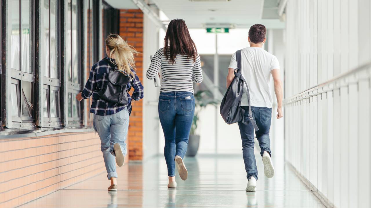 Occupazione al liceo Da Vinci di Genova: notte di vandalismi e simboli neofascisti