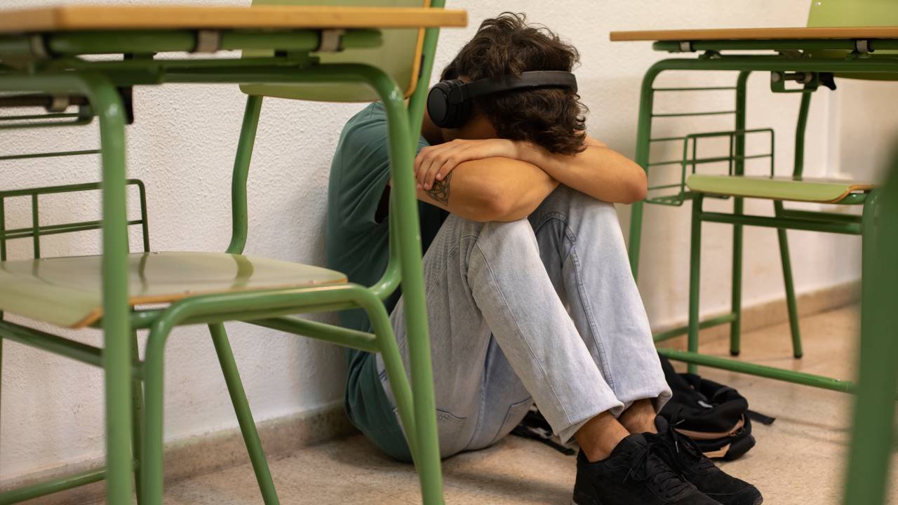 Paura a scuola, petardo lanciato in aula: indagini in corso e allarme sicurezza