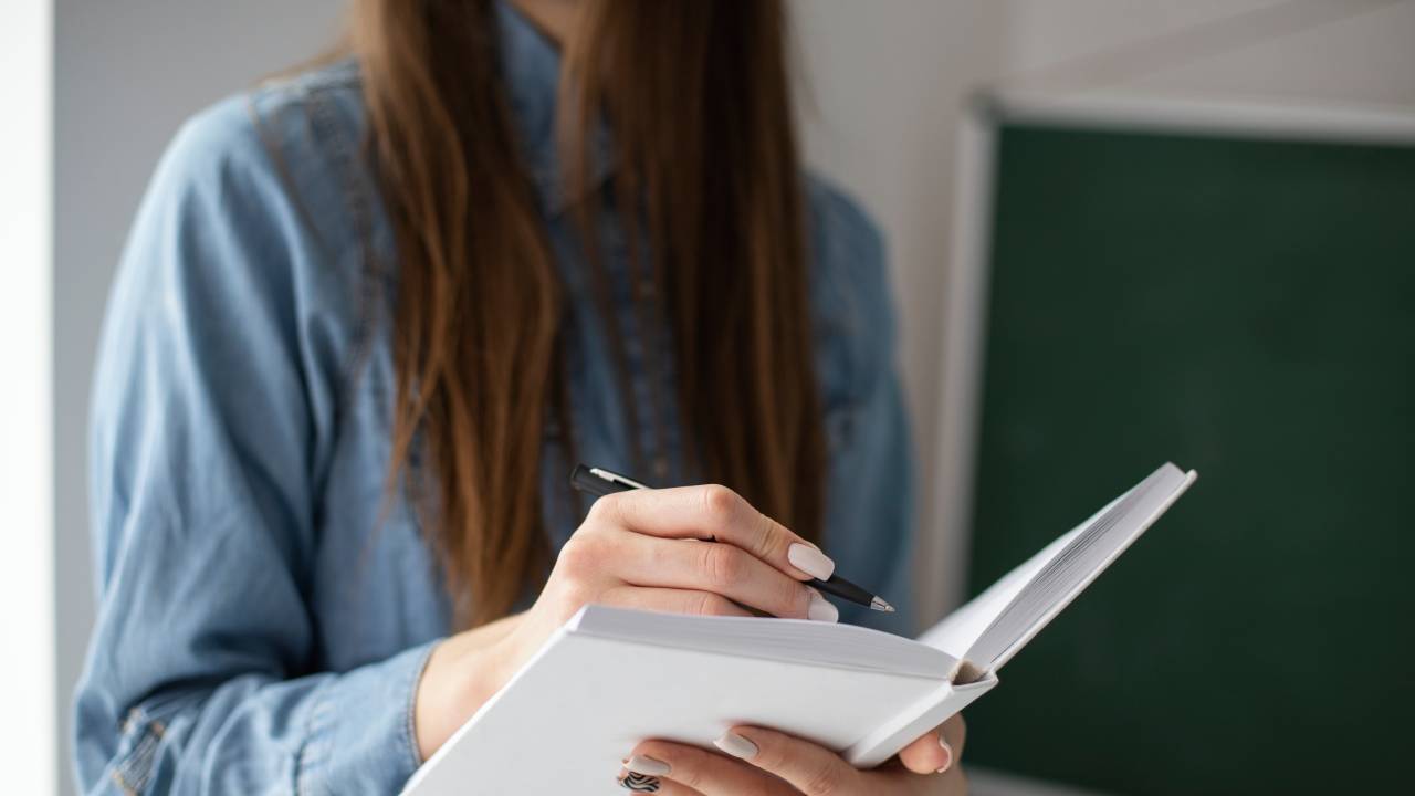 Supplenti senza stipendio: ritardi nei pagamenti e richieste di riforma del sistema scolastico